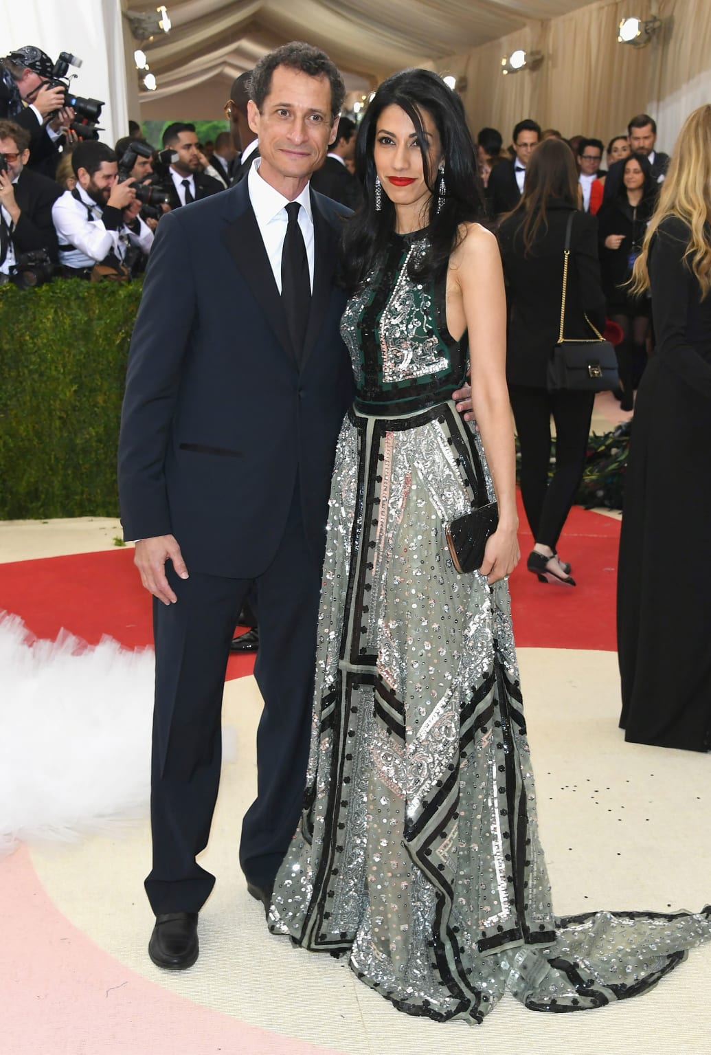 Anthony Weiner and Huma Abedin pose at the 2016 Met Gala